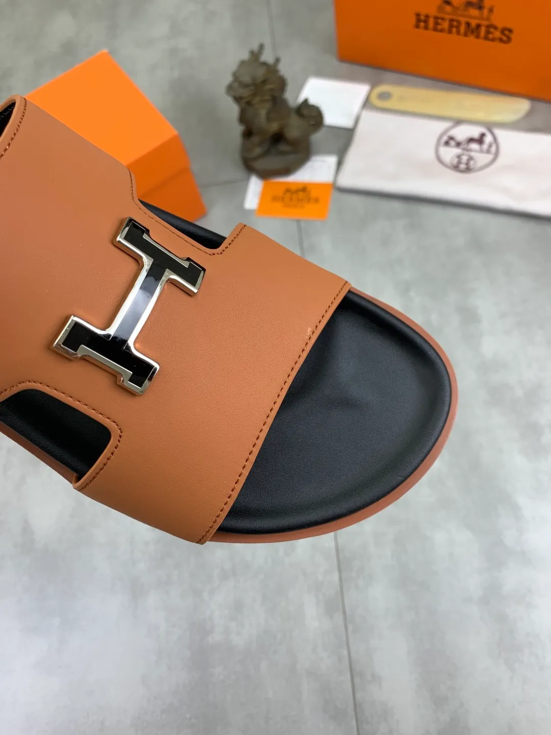 Men's shoes 💰P440 New [HERMES] high-end quality new Hermès slippers, made of imported calfskin, wear-resistant and non-slip rubber outsole. Fashionable and elegant code number: 39-44 (38 45 46 customized)